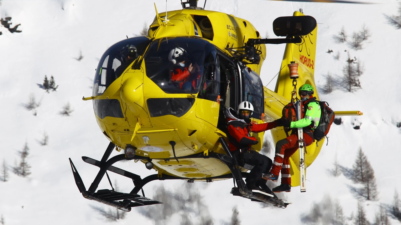 Soccorso alpino in azione (Foto archivio) Soccorso alpino in azione (Foto archivio)