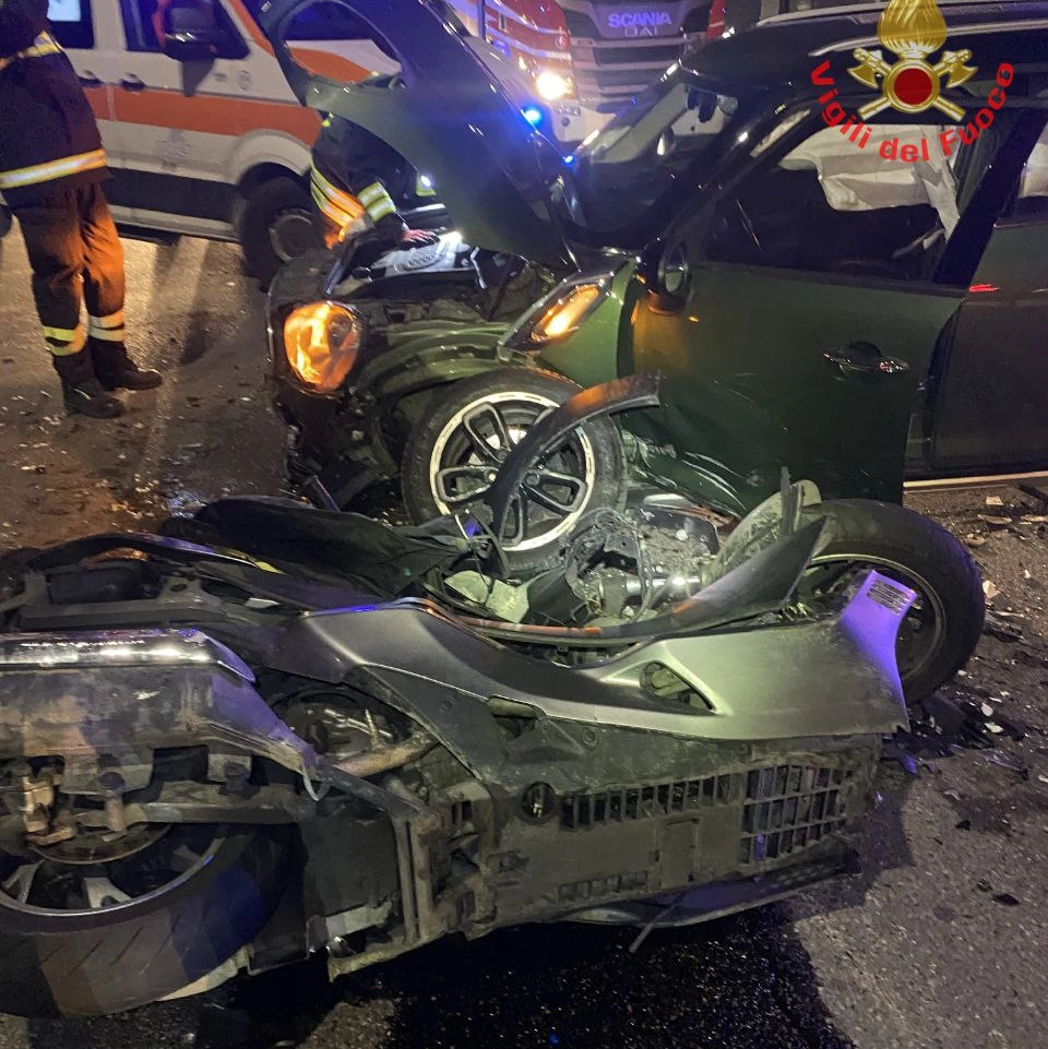 L'incidente a Concorezzo fra una Mini e uno scooterone: la vittima è un centauro di 34 anni