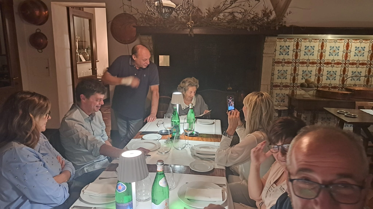 Maleo, maestra ed ex alunni a cena insieme dopo 45 anni Maleo, maestra ed ex alunni a cena insieme dopo 45 anni