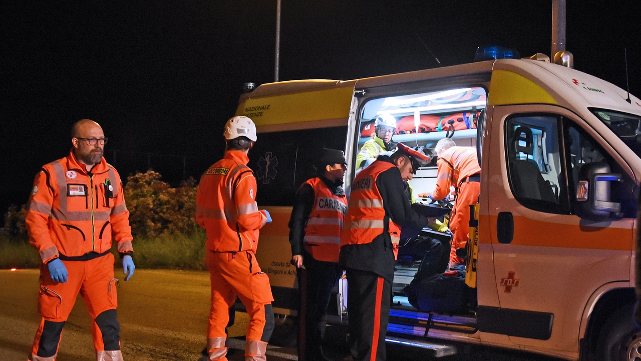 I soccorsi non hanno potuto fare altro che constatare la morte dell'uomo e trasportare la donna in ospedale