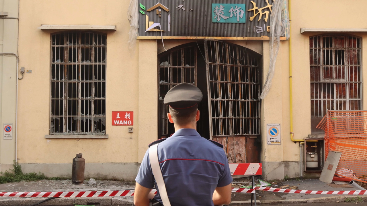 I pompieri al lavoro per spegnere il rogo in via Cantoni I pompieri al lavoro per spegnere il rogo in via Cantoni