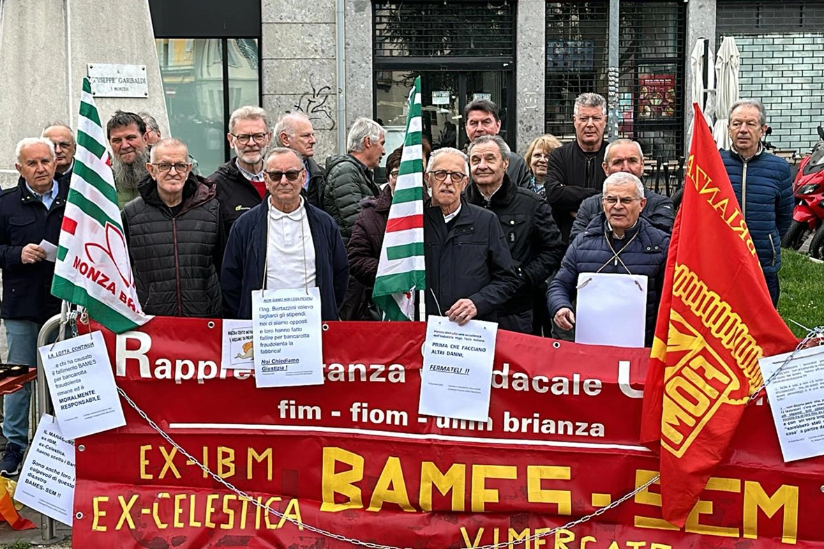 Sindacati e dipendenti della Bames, ex Ibm, di Vimercate mobilitati durante le udienze del processo al tribunale di Monza