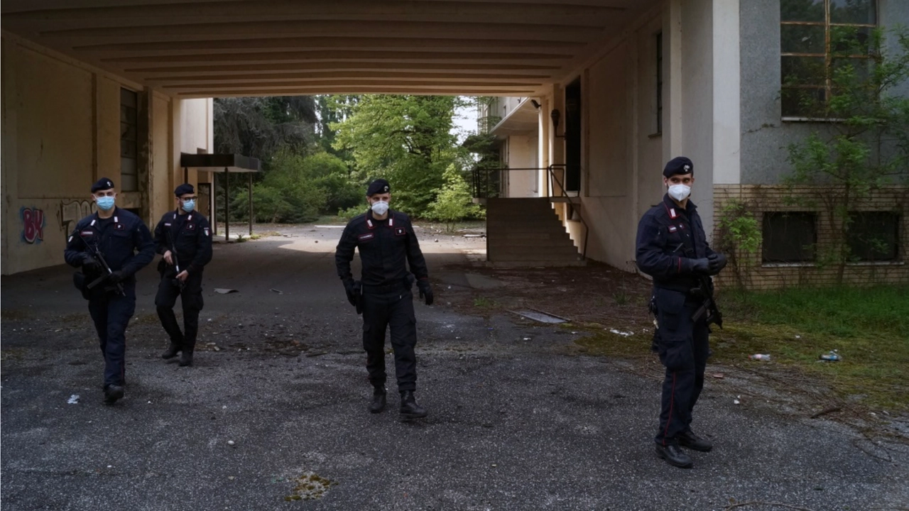 Ci sono però anche spacciatori e senzatetto ad aggirarsi tra quelle mura abbandonate che le forze dell’ordine cercano di mantenere sotto controllo Ci sono però anche spacciatori e senzatetto ad aggirarsi tra quelle mura abbandonate che le forze dell’ordine cercano di mantenere sotto controllo