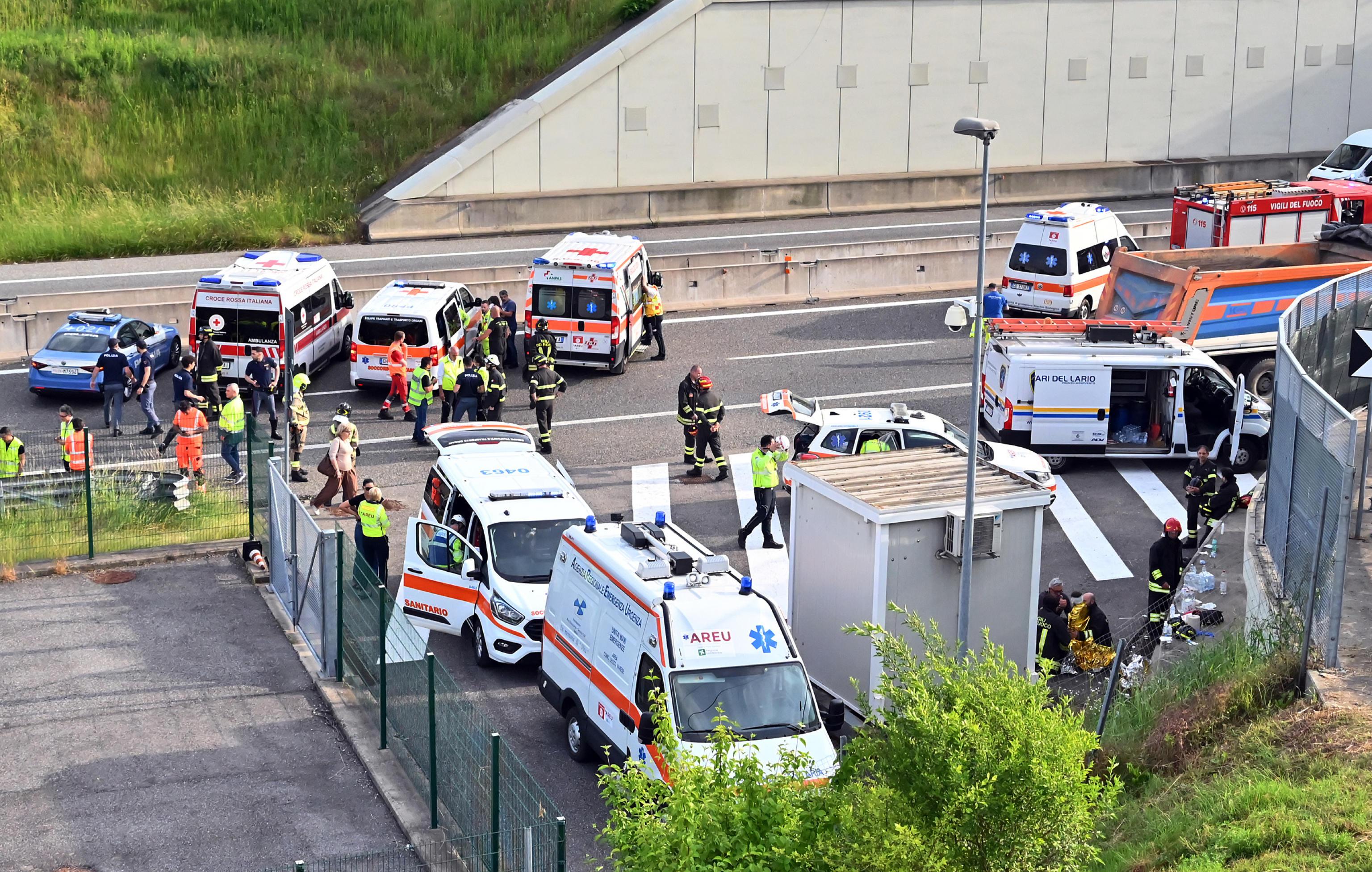Incidente in Pedemontana, il dubbio da chiarire: il pullman andava a una velocità doppia del camion tamponato Incidente in Pedemontana, il dubbio da chiarire: il pullman andava a una velocità doppia del camion tamponato