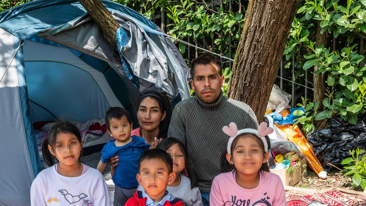 David Vargas Flores, sua moglie e i loro cinque figli nella tenda dove vivevano fino a ieri pomeriggio. Il più grande ha 10 anni mentre il più piccolo soltanto 10 mesi