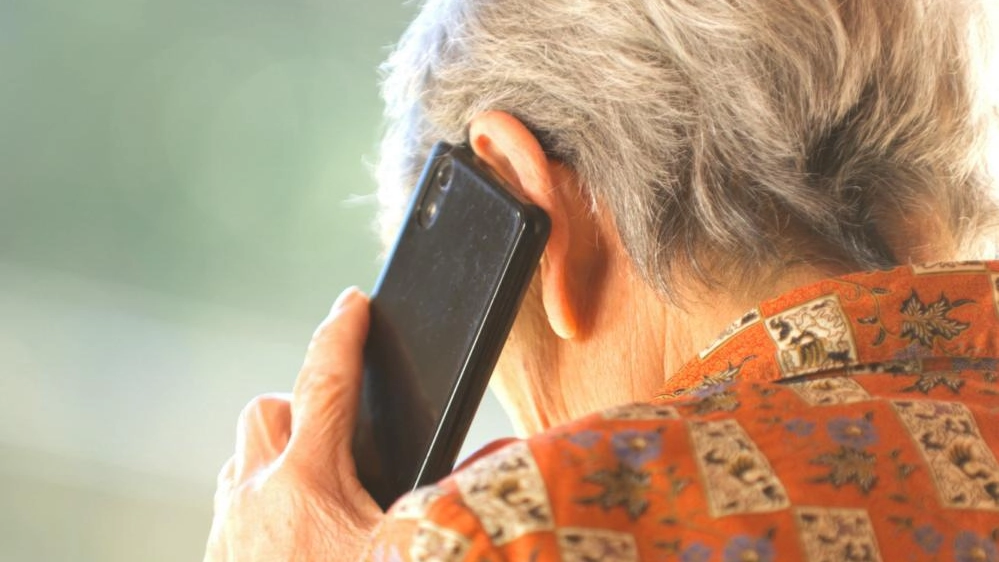 Un'anziana al telefono (foto d'archivio) Un'anziana al telefono (foto d'archivio)
