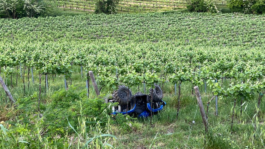 Quad si ribalta tra i vigneti dell’Oltrepò Pavese: gravissima 14enne