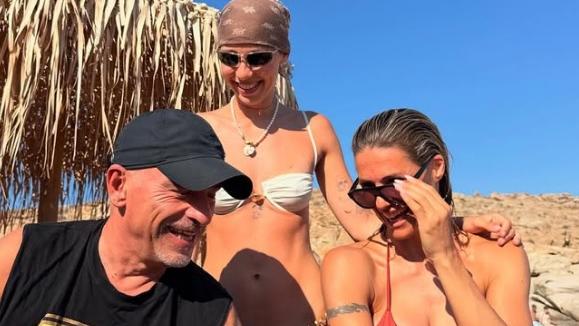 Eros Ramazzotti e Michelle Hunziker, sorrisi e sintonia: la foto di Aurora è una “questione di famiglia” Eros Ramazzotti e Michelle Hunziker, sorrisi e sintonia: la foto di Aurora è una “questione di famiglia”