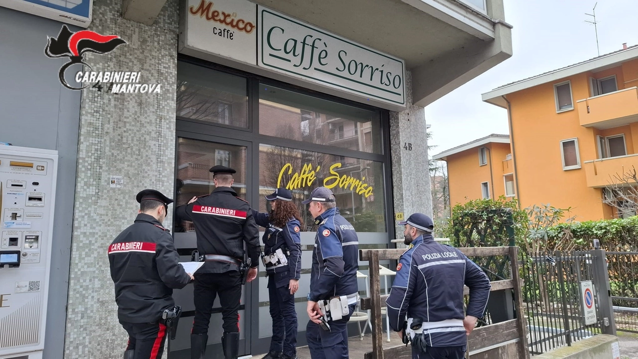 Carabinieri e polizia locale fuori dal Caffè Sorriso di Mantova Carabinieri e polizia locale fuori dal Caffè Sorriso di Mantova
