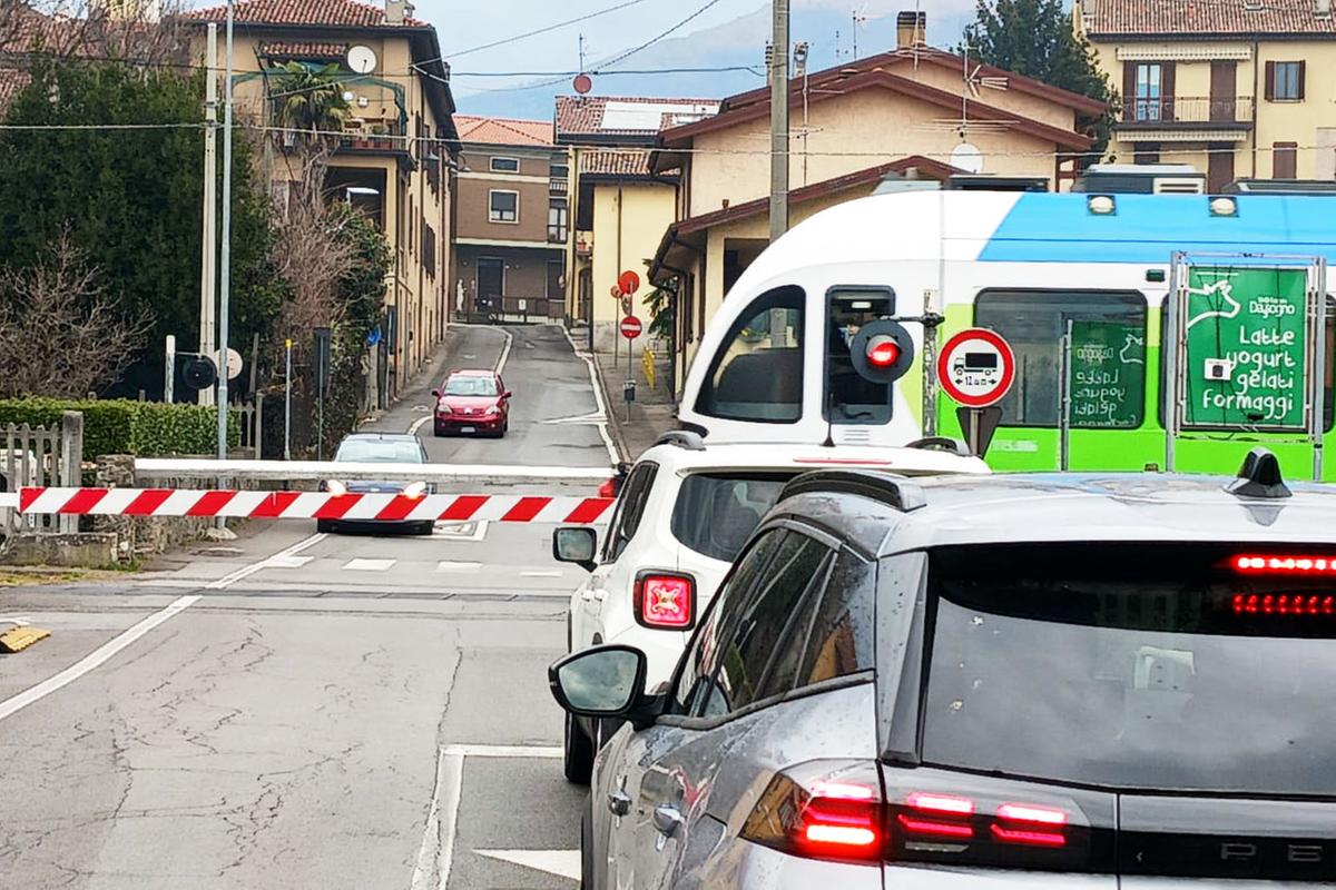 La linea Como Lecco riapre dopo 30 giorni e i treni sono già in ritardo. Male anche la Besanina La linea Como Lecco riapre dopo 30 giorni e i treni sono già in ritardo. Male anche la Besanina