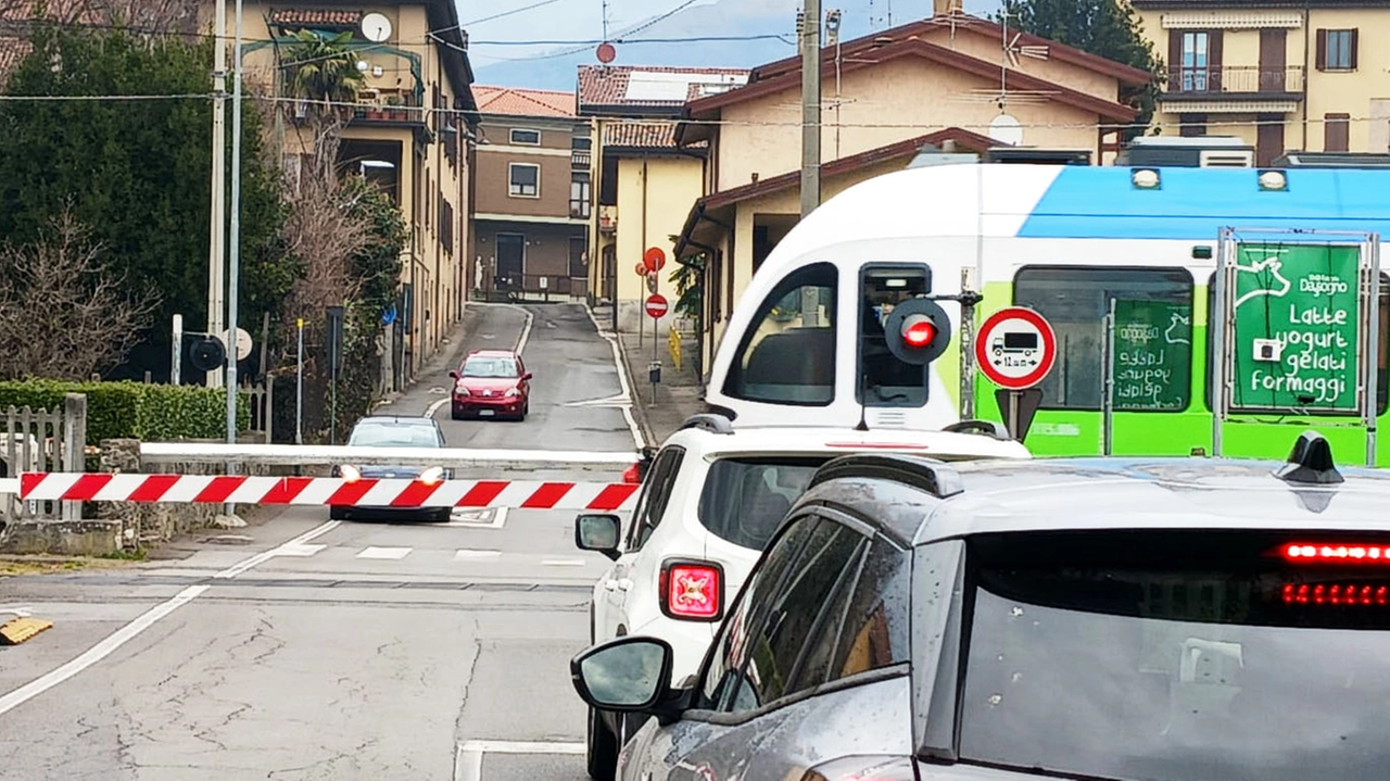 A provocare problemi è stato anche il guasto di un passaggio a livello nella stazione di Moiana frazione del comune di Merone