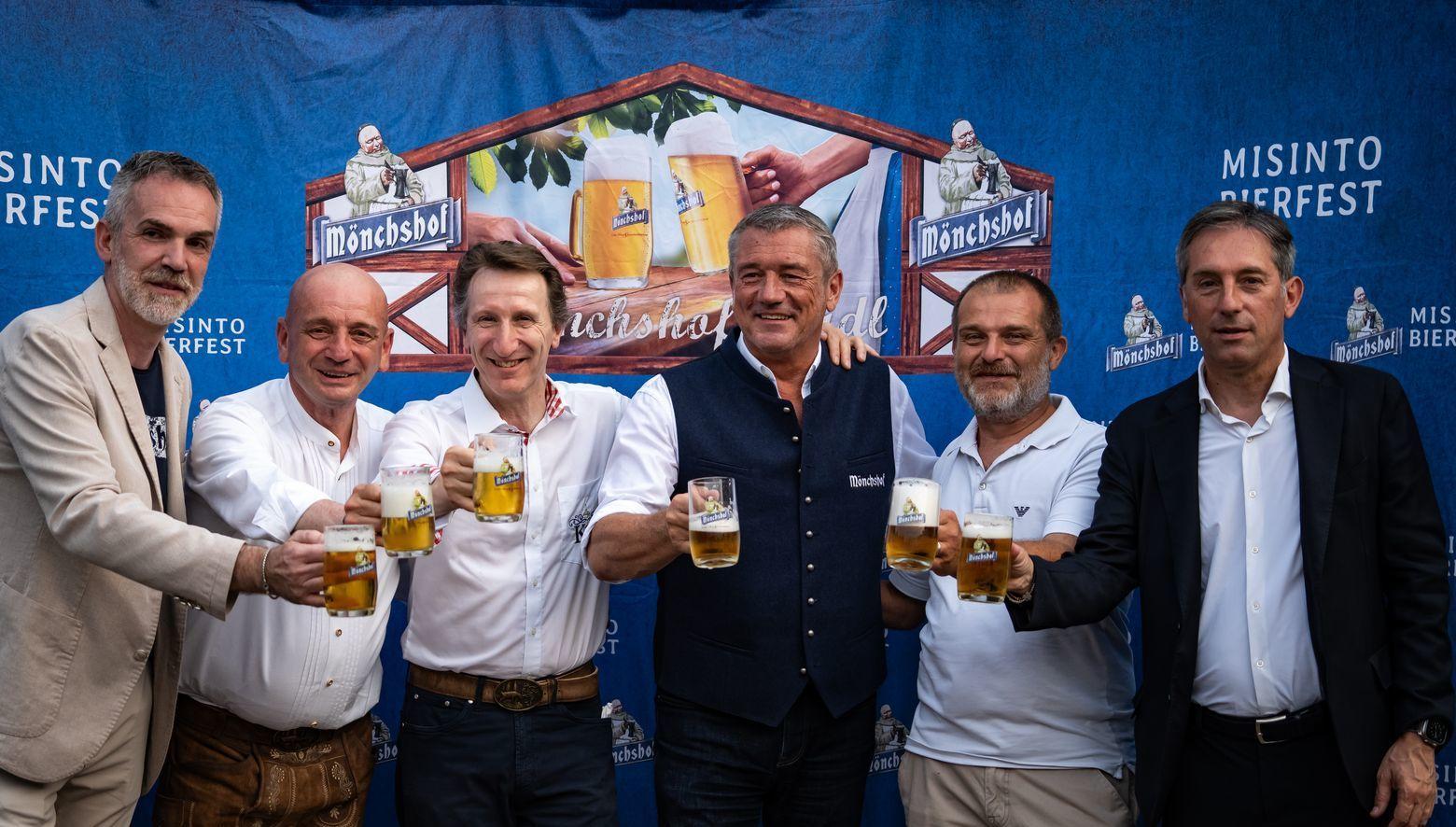 Misinto si trasforma in un angolo di Baviera. Aperta la prima botte della Bierfest di luglio Misinto si trasforma in un angolo di Baviera. Aperta la prima botte della Bierfest di luglio