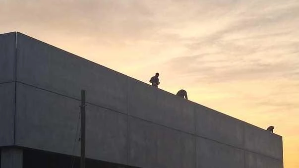 Operai al lavoro sul tetto della nuova palestra Il cantiere complessivo si concluderà nel 2026 Operai al lavoro sul tetto della nuova palestra Il cantiere complessivo si concluderà nel 2026