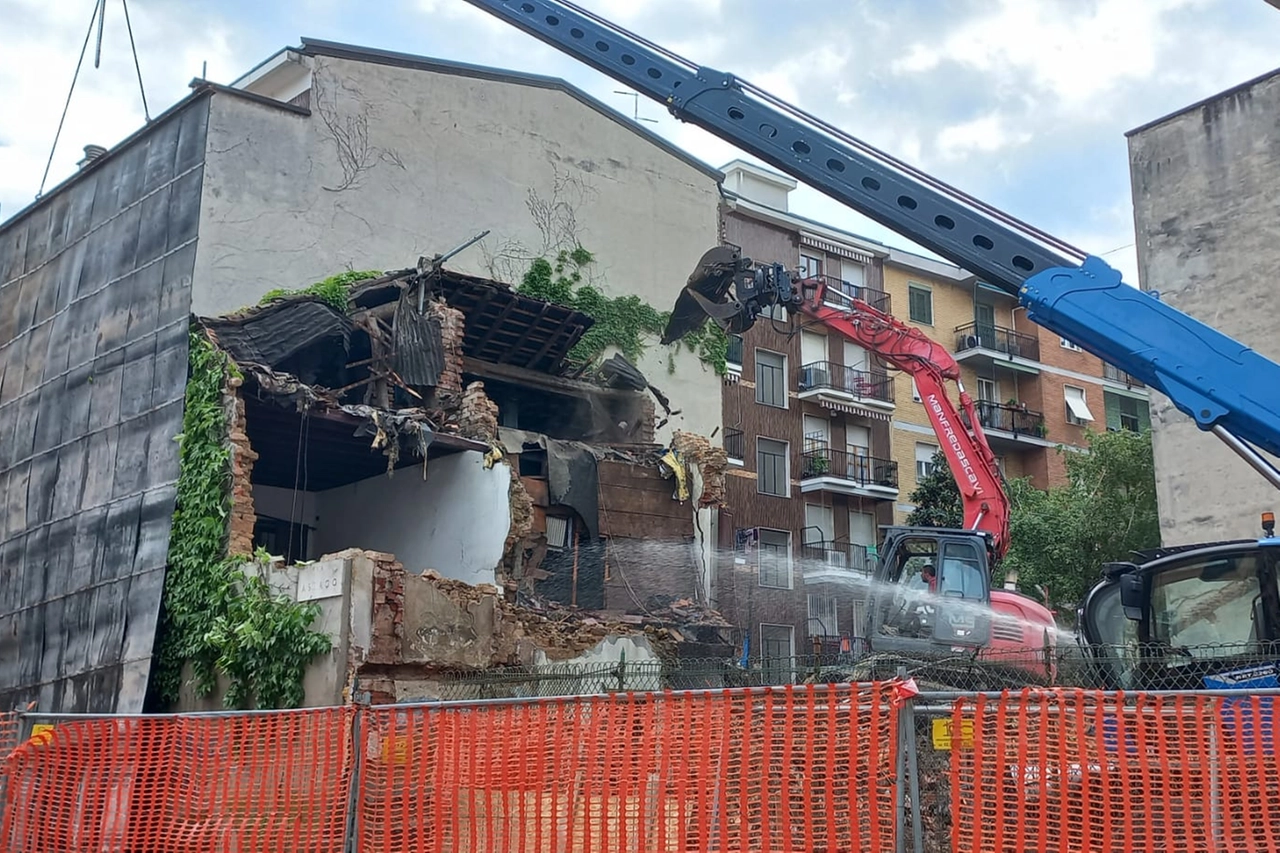 Le ruspe al lavoro in via Ponte Nuovo 6