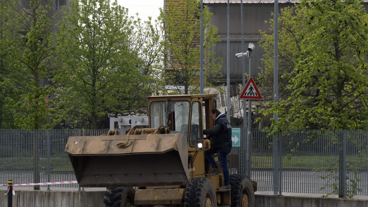 È successo ieri alle 5 davanti alla Td Synnex in viale Tolstoj. Hanno usato una ruspa per aprire un varco nella recinzione. Entrati in 15, la guardia all’interno ha sparato colpi in aria e sono fuggiti. È successo ieri alle 5 davanti alla Td Synnex in viale Tolstoj. Hanno usato una ruspa per aprire un varco nella recinzione. Entrati in 15, la guardia all’interno ha sparato colpi in aria e sono fuggiti.