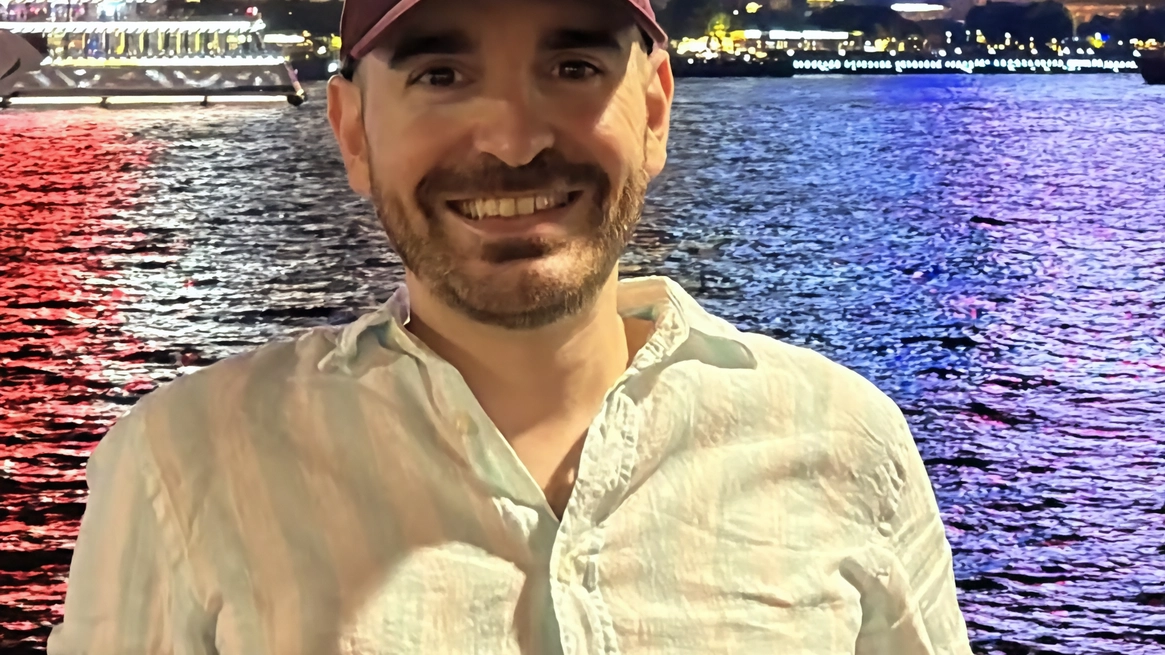 Lorenzo Vismara 35 anni in sella alla sua moto si è scontrato prima con un’auto e poi con un autobus Lorenzo Vismara 35 anni in sella alla sua moto si è scontrato prima con un’auto e poi con un autobus