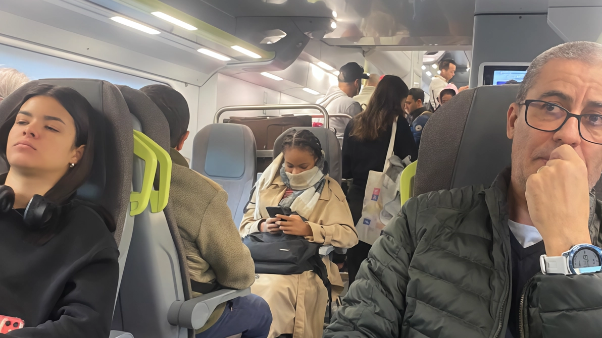 Uno scatto che mostra i passeggeri a bordo del convoglio partito da Crema e diretto a Milano Centrale rimasto bloccato per due ore Uno scatto che mostra i passeggeri a bordo del convoglio partito da Crema e diretto a Milano Centrale rimasto bloccato per due ore