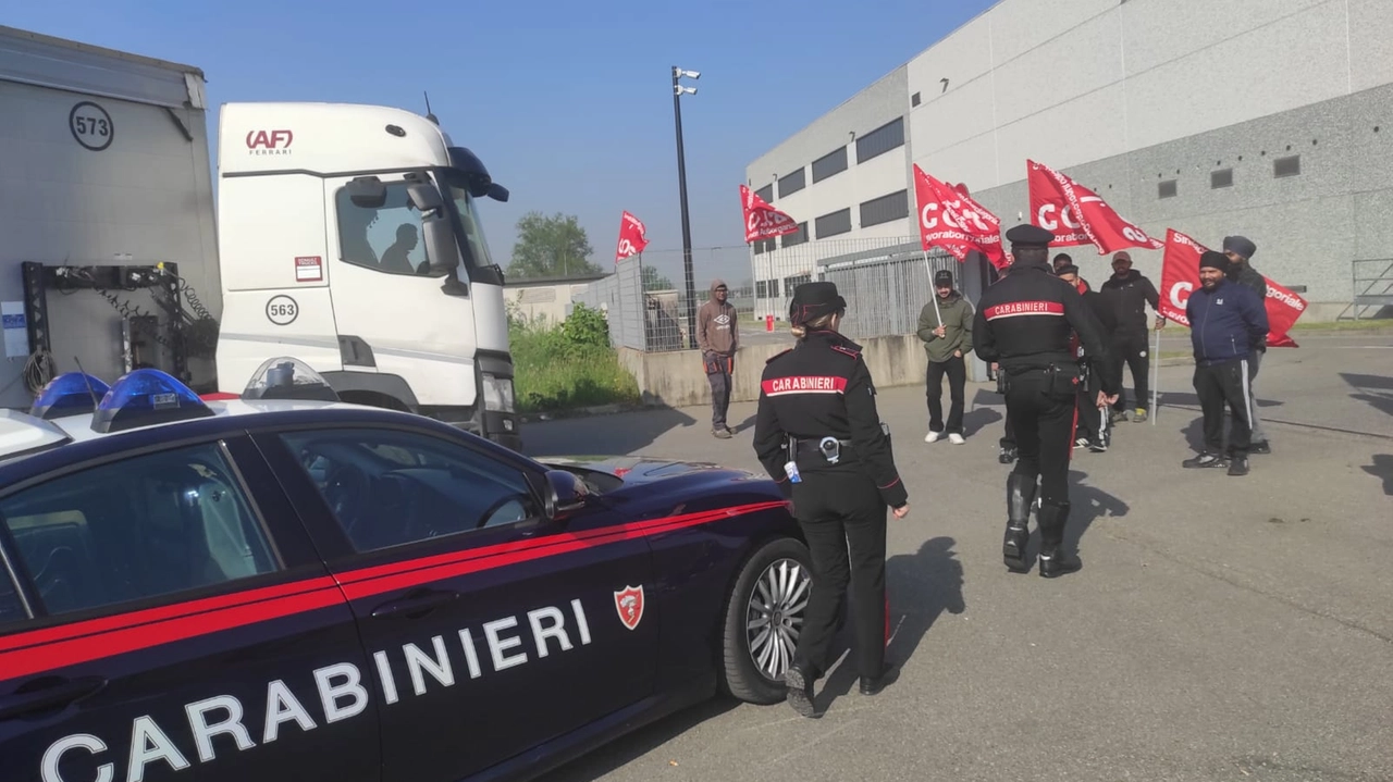 La protesta davanti ai cancelli della Number One a Codogno La protesta davanti ai cancelli della Number One a Codogno