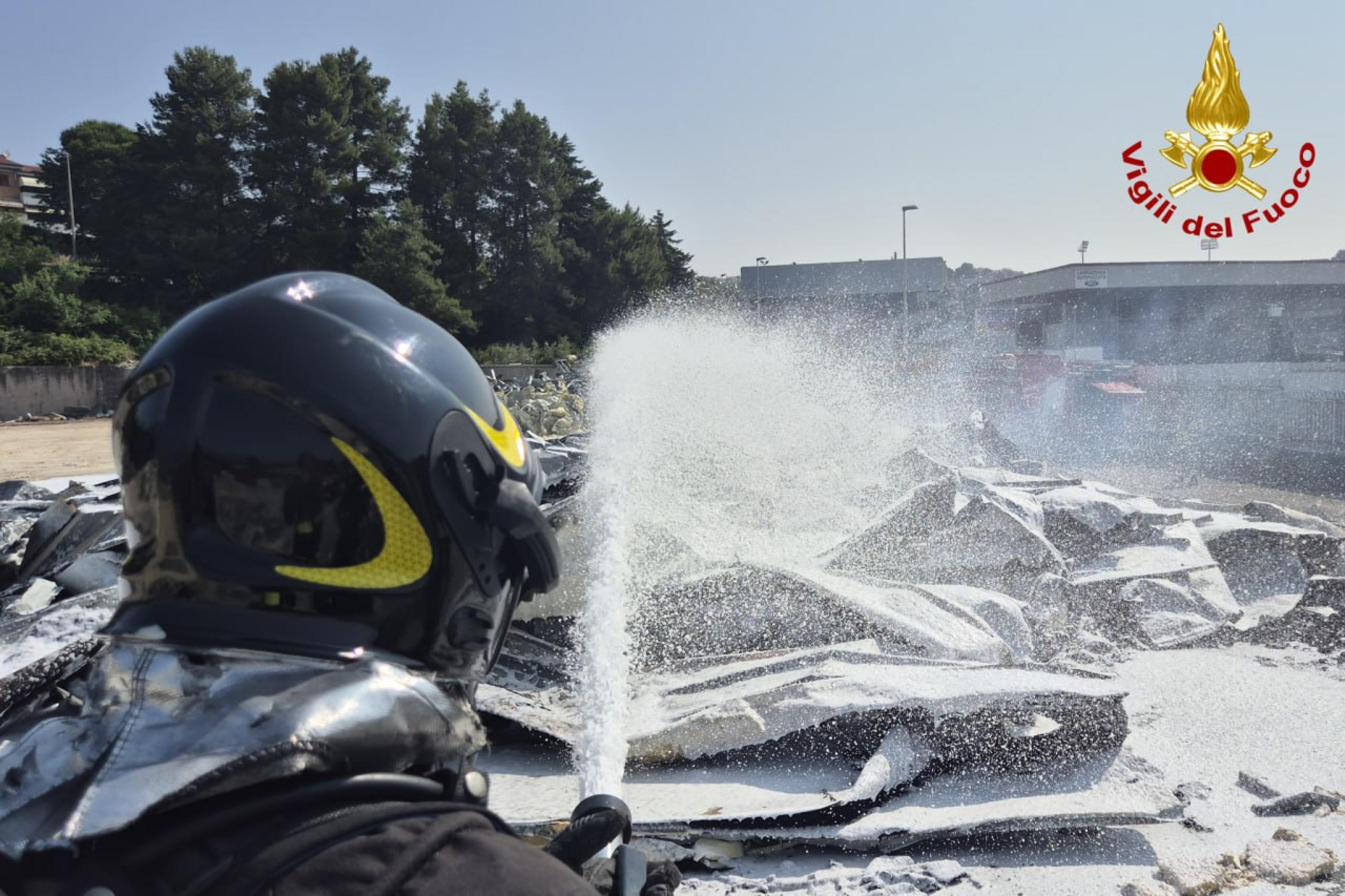 Violento incendio in una azienda a Castelseprio: ferito un uomo di 61 anni Violento incendio in una azienda a Castelseprio: ferito un uomo di 61 anni