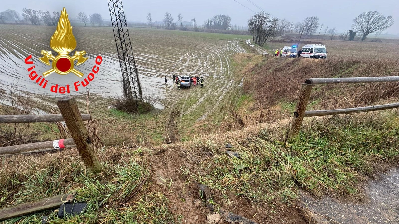 Una foto dell'incidente scattata dal punto di sfondamento del guard-rail: il pick-up è precipitato per decine di metri Una foto dell'incidente scattata dal punto di sfondamento del guard-rail: il pick-up è precipitato per decine di metri