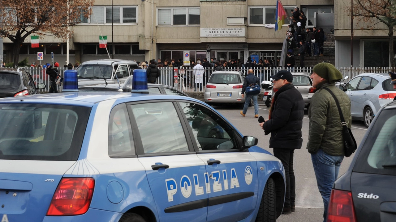 Polizia fuori dall'istituto Natta di Bergamo Polizia fuori dall'istituto Natta di Bergamo