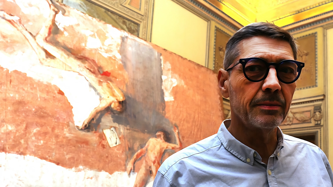 L’artista Velasco Vitali davanti alla sua opera “La Corte di Danimarca“ nella Sala del Trono L’artista Velasco Vitali davanti alla sua opera “La Corte di Danimarca“ nella Sala del Trono