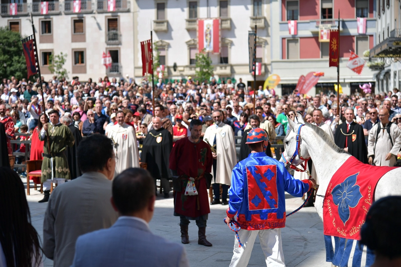 La benedizione dei fantini e dei cavalli questa mattina in piazza San Magno