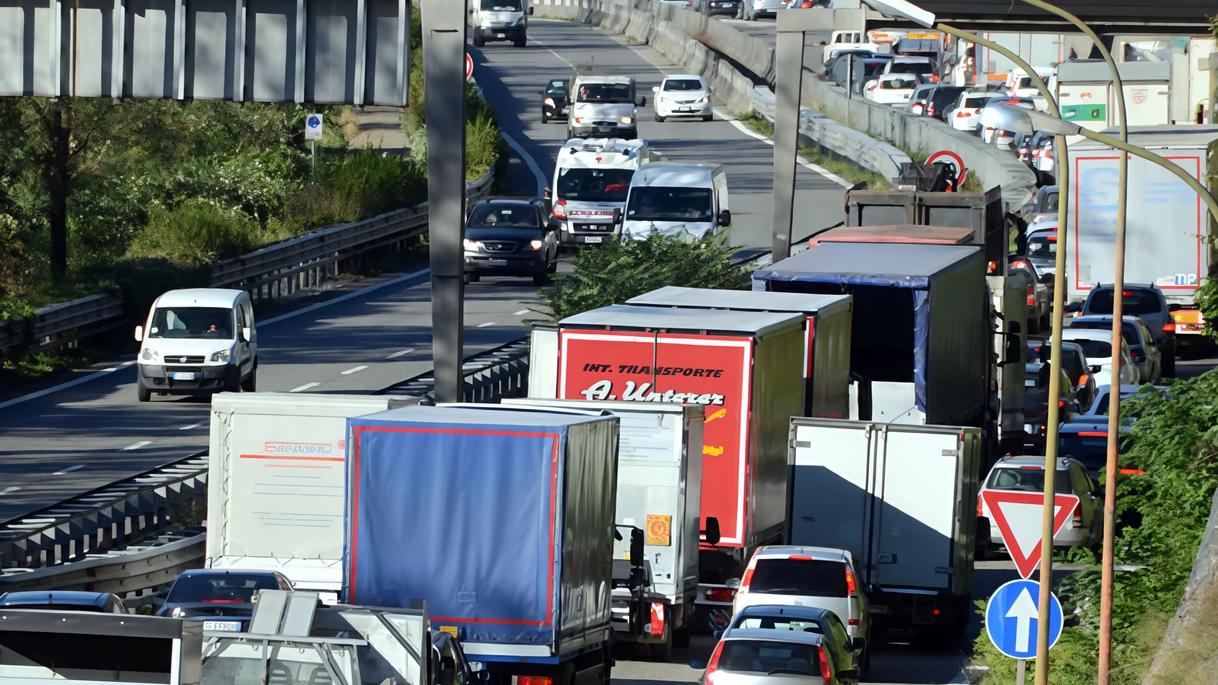 Traffico in tilt sulla Ss36 nella mattinata di ieri a causa di un camion che ha perso il carico mentre entrava nella galleria San Martino