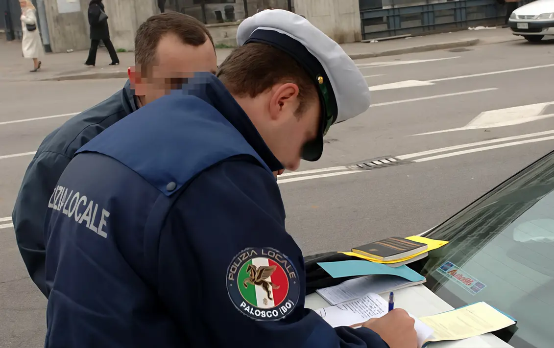 Vendeva cellulari dalla mela taroccata. Piazzista denunciato