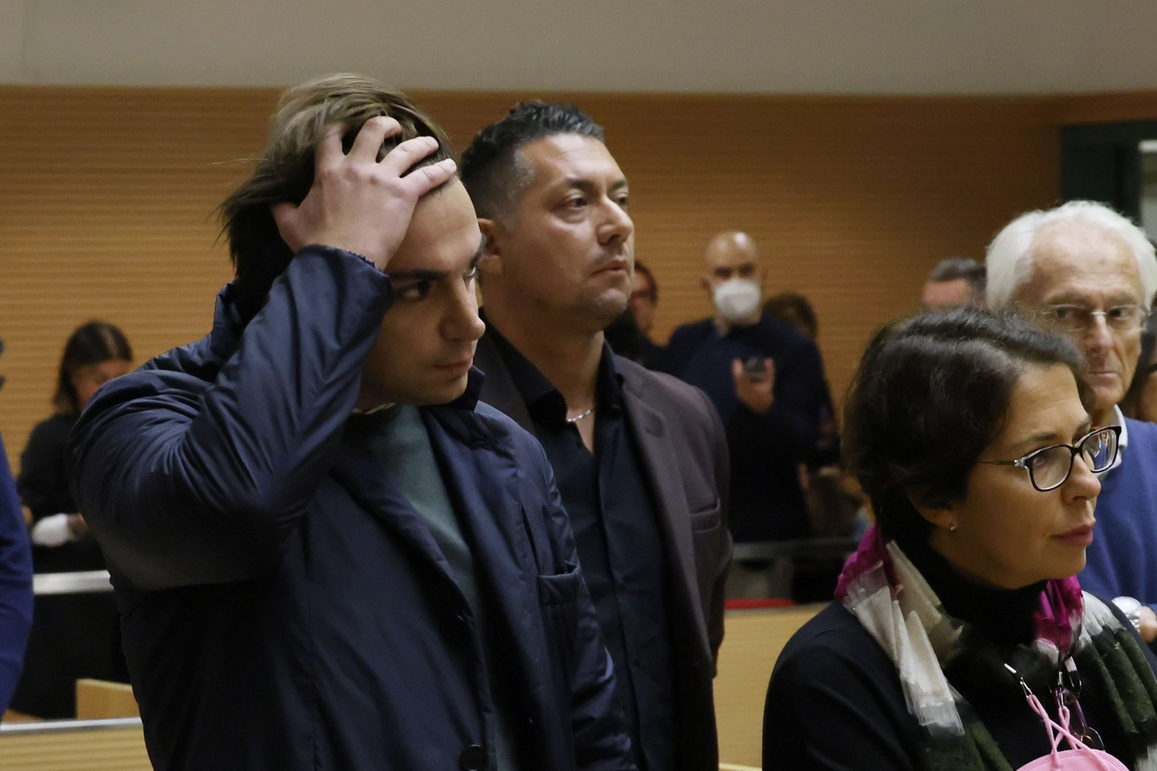 Giacomo Bozzoli in aula, si passa una mano tra i capelli