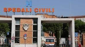 Sbanda improvvisamente, perde il controllo dell’auto e fa un frontale con la macchina che proviene dalla direzione opposta. È morto... Sbanda improvvisamente, perde il controllo dell’auto e fa un frontale con la macchina che proviene dalla direzione opposta. È morto...