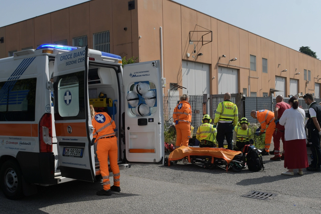 L'intevento dei soccorritori e dei vigili del fuoco nel capannone della Omega di Vignate dove è avvenuta l'esplosione
