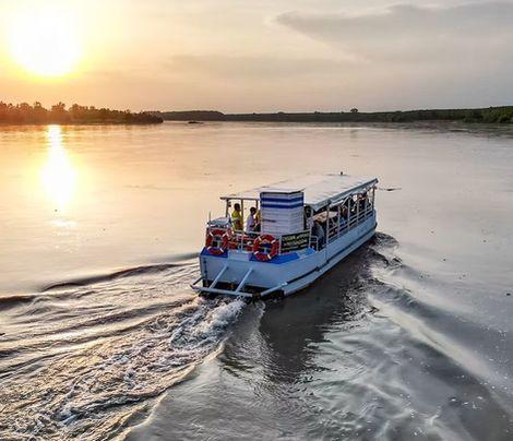 Navigando sul Grande Fiume tra la fauna e lo skyline dell’Oltrepò Navigando sul Grande Fiume tra la fauna e lo skyline dell’Oltrepò