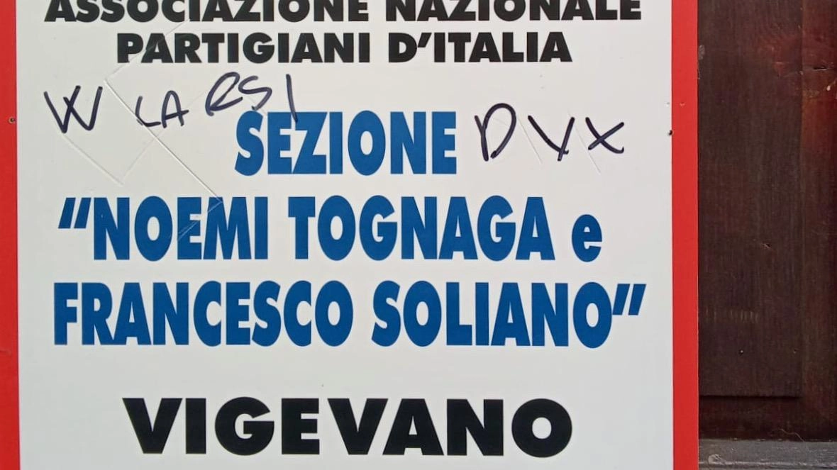 In via Persani una svastica e scritte inneggianti alla repubblica di Salò e al duce "Si attaccano realtà i cui valori dovrebbero essere unanimemente condivisi". In via Persani una svastica e scritte inneggianti alla repubblica di Salò e al duce "Si attaccano realtà i cui valori dovrebbero essere unanimemente condivisi".