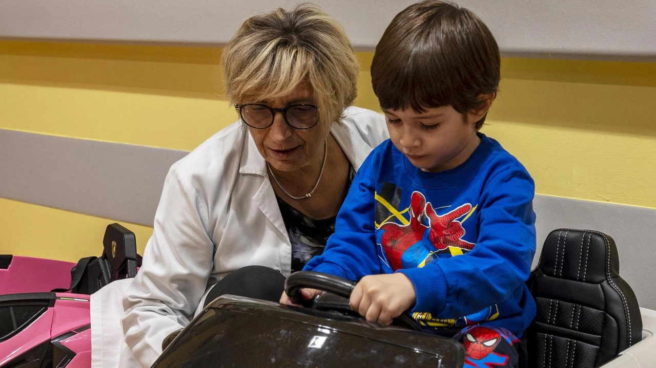 Nel reparto di cardiochirurgia pediatrica del Policlinico San Donato sono arrivate tre macchinine elettriche per trasportare in sala operatoria i piccoli pazienti Nel reparto di cardiochirurgia pediatrica del Policlinico San Donato sono arrivate tre macchinine elettriche per trasportare in sala operatoria i piccoli pazienti
