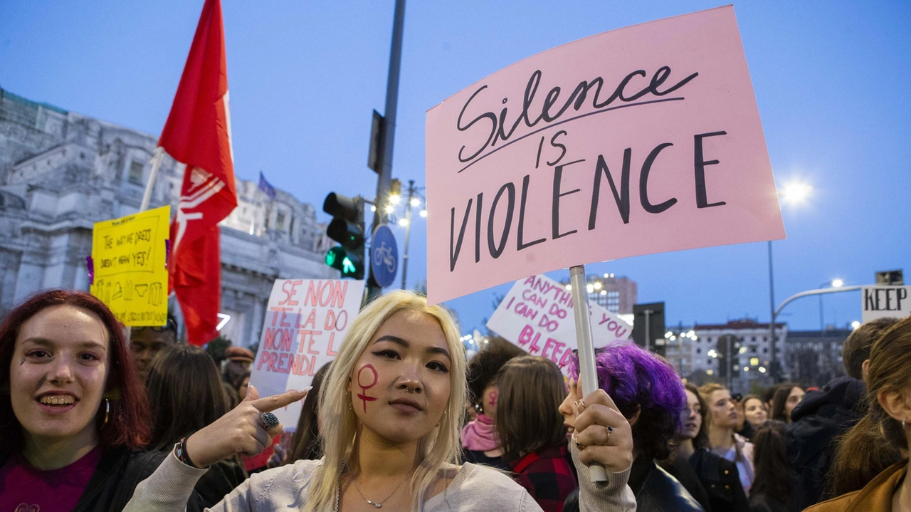 Una manifestazione contro la violenza sulle donne Una manifestazione contro la violenza sulle donne