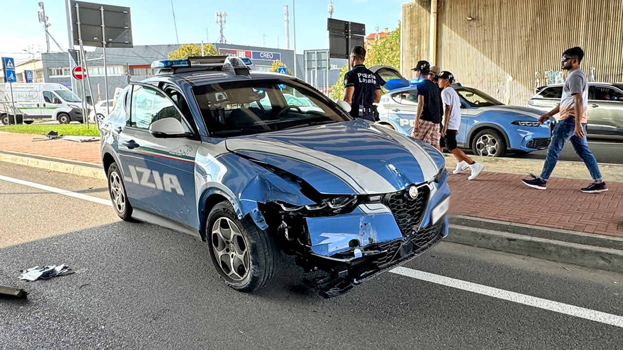 Rozzano, inseguimento con incidente della volante della Polizia di stato Rozzano, inseguimento con incidente della volante della Polizia di stato