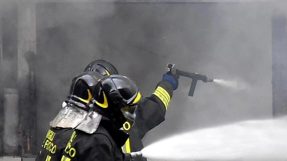 Vigili del fuoco in azione per domare un incendio su un bus (foto di archivio) Vigili del fuoco in azione per domare un incendio su un bus (foto di archivio)