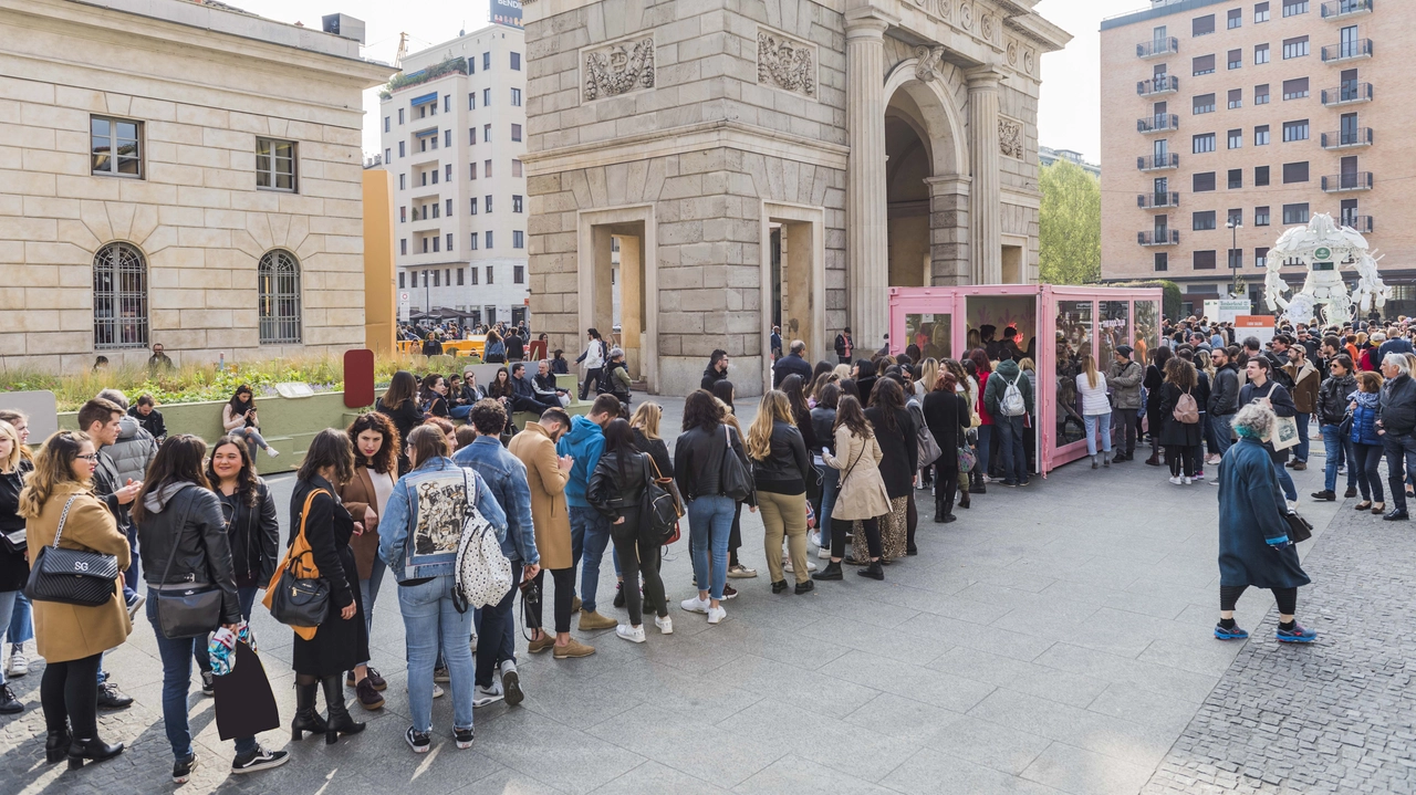 Fuorisalone 2019, coda di visitatori per 'The Pool Club', installazione di Elena e Giulia Sella (Foto ufficio stampa)