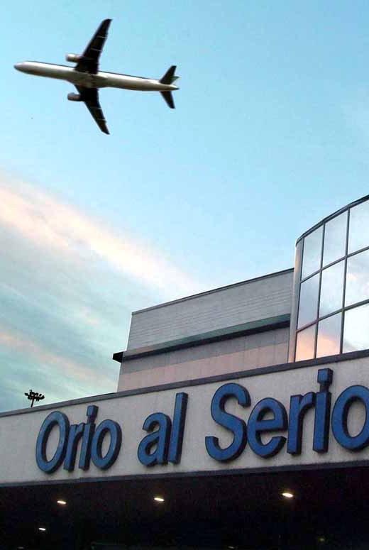 taglia le capote delle auto nel parcheggio dell aeroporto di orio al serio immortalata dalle telecamere e arrestata