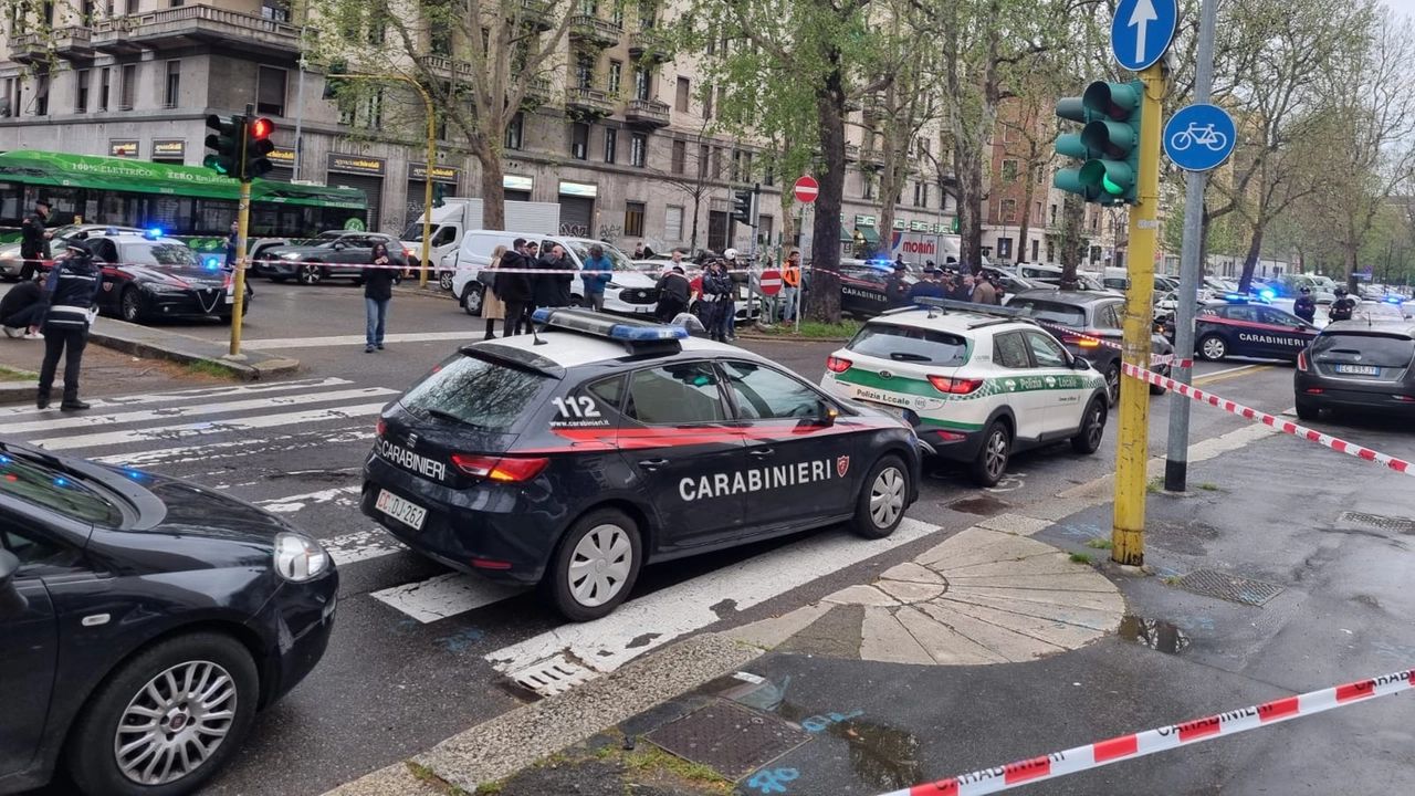 L'intervento di Carabinieri e Polizia Locale sul luogo della sparatoria in viale Marche (Foto Fasani)