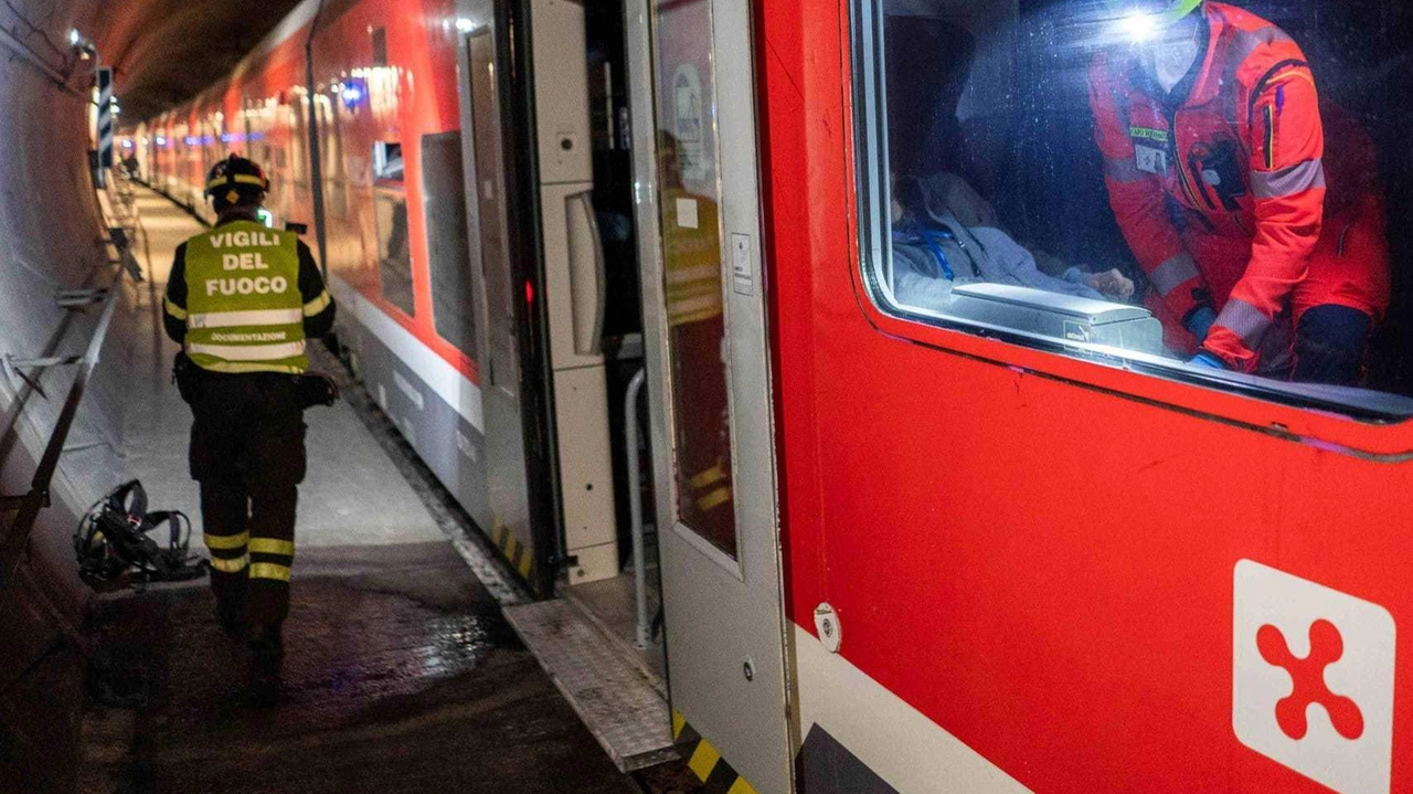 Esercitazione notturna a Castellanza per testare la gestione delle emergenze in galleria ferroviaria. Coinvolti Ferrovienord, Trenord, forze dell'ordine e associazioni di soccorso. Incidente simulato con 50 figuranti. Esercitazione notturna a Castellanza per testare la gestione delle emergenze in galleria ferroviaria. Coinvolti Ferrovienord, Trenord, forze dell'ordine e associazioni di soccorso. Incidente simulato con 50 figuranti.