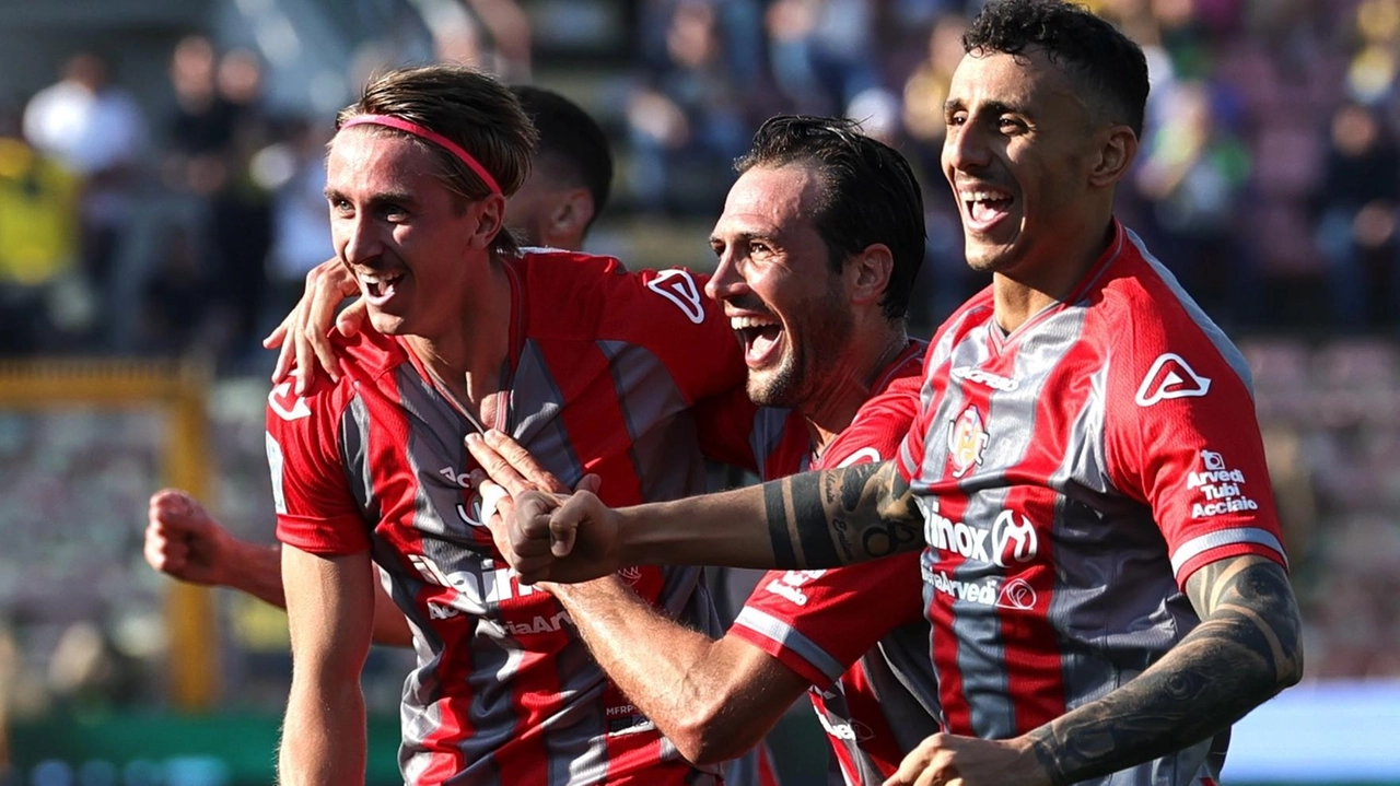 L’esultanza dei grigiorossi dopo il secondo gol siglato da Johnsen L’esultanza dei grigiorossi dopo il secondo gol siglato da Johnsen