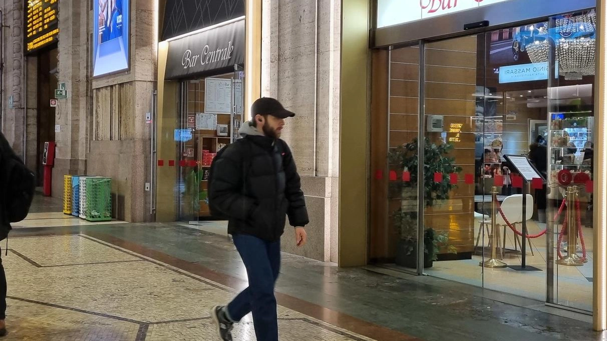 Il ricordo torna ai clienti vip tra la folla frettolosa dei viaggiatori. Presidio davanti alla stazione: ora ci inseriscano in altri locali. Il ricordo torna ai clienti vip tra la folla frettolosa dei viaggiatori. Presidio davanti alla stazione: ora ci inseriscano in altri locali.
