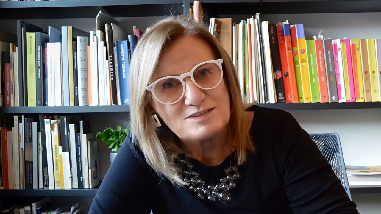 Anty Pansera, storica dell’arte e del design e, a destra, visitatori ad Alcova