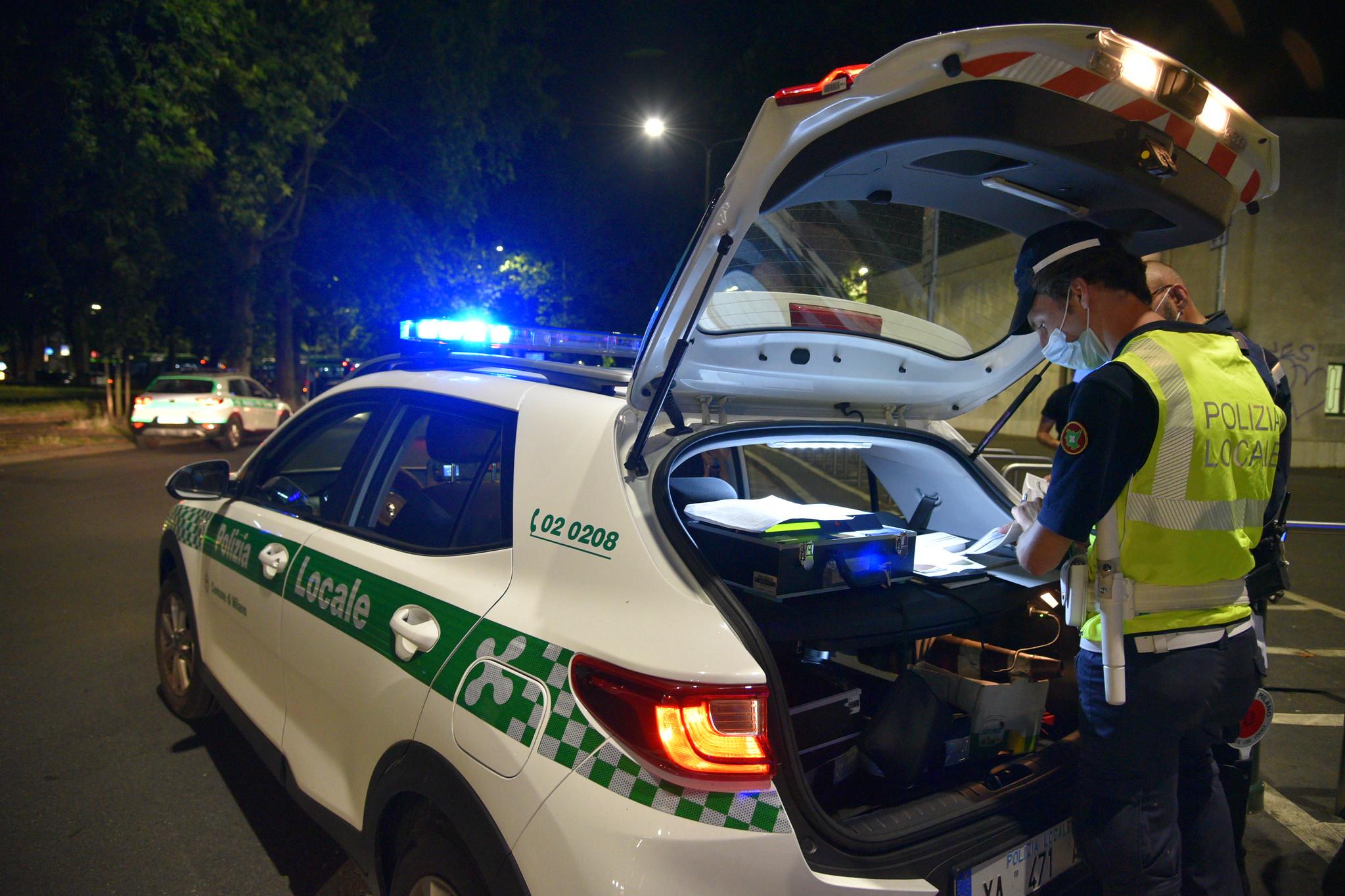 Fuga, inseguimento in contromano e due arresti: notte da far west tra le vie di Milano Fuga, inseguimento in contromano e due arresti: notte da far west tra le vie di Milano
