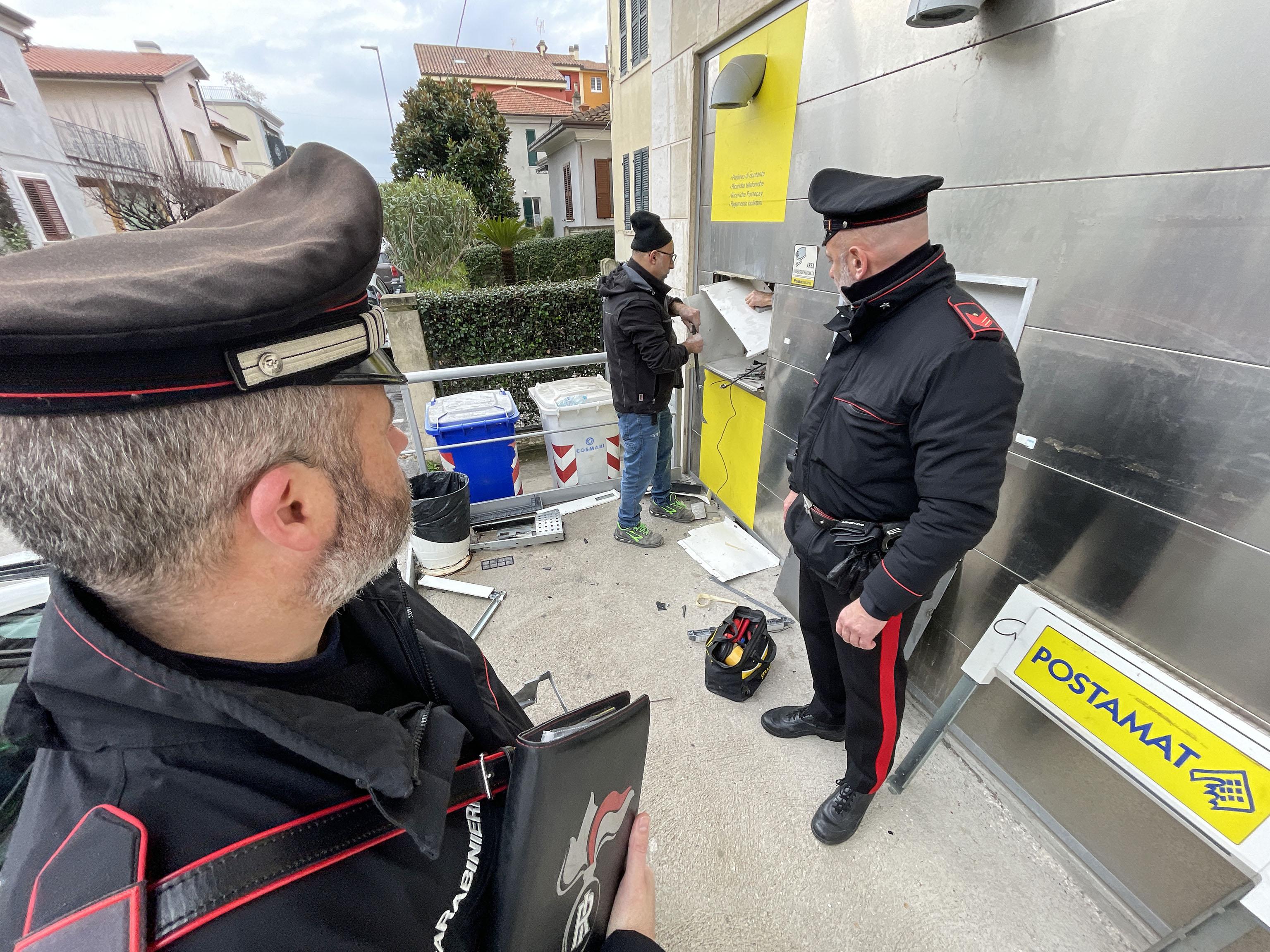 Ladri impreparati a Torre d’Isola. Prima l’esplosione, poi l’amara sorpresa: il Postamat è vuoto Ladri impreparati a Torre d’Isola. Prima l’esplosione, poi l’amara sorpresa: il Postamat è vuoto