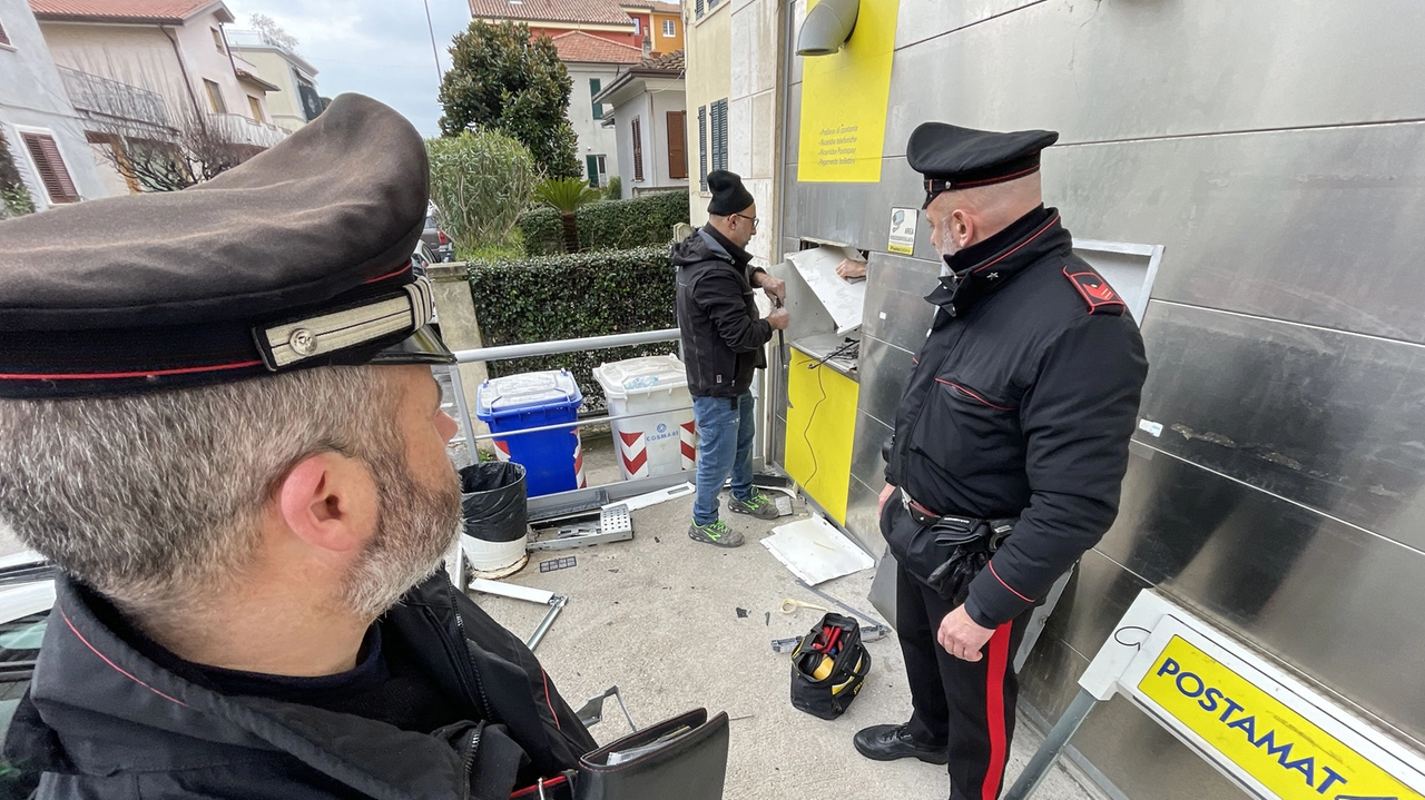 Ladri impreparati a Torre d’Isola. Prima l’esplosione, poi l’amara sorpresa: il Postamat è vuoto