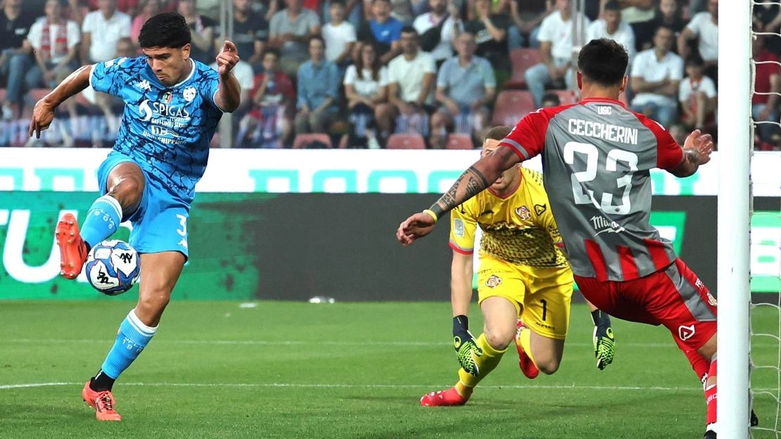 Grigiorossi imprecisi nella finalizzazione, l’andata si chiude senza reti. Annullato dal Var un gol di Aurelio per fallo di mano. Domenica il ritorno. Grigiorossi imprecisi nella finalizzazione, l’andata si chiude senza reti. Annullato dal Var un gol di Aurelio per fallo di mano. Domenica il ritorno.