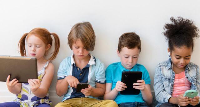 Bimbi (e genitori) vittime della dipendenza da smartphone. “Seduce la mente, ma la mette a rischio” Bimbi (e genitori) vittime della dipendenza da smartphone. “Seduce la mente, ma la mette a rischio”